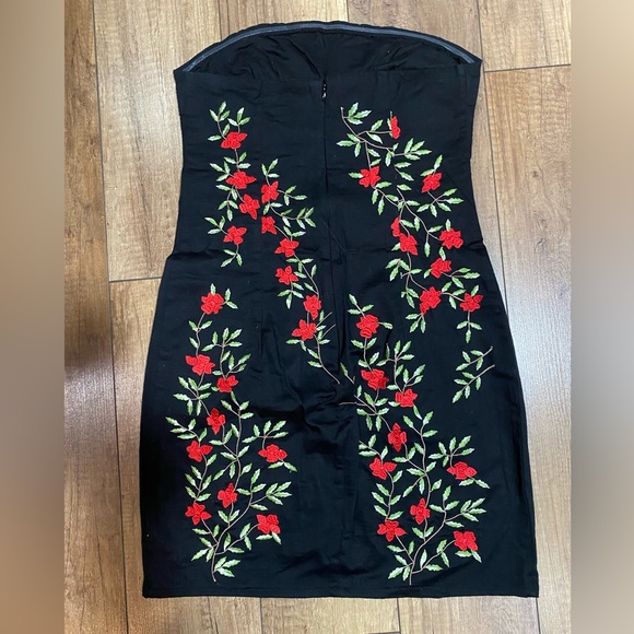 Sweet black dress with gorgeous red flowers. Size 9 made by Guess Jeans. - Picture 2 of 7